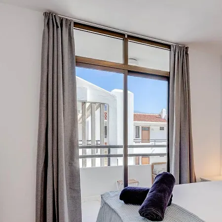 Stylish Flat And Pool With 3 Rooms, Sleeps 6, Cristianos * Los Cristianos (Tenerife)